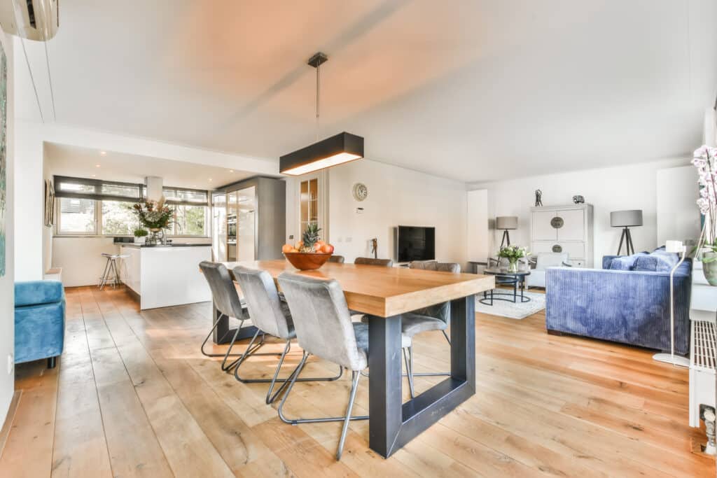 Grand espace salon-salle à manger ouvert pour colocation