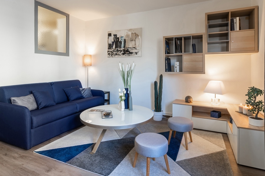 Studio meublé avec salon aux tons bleus — statut LMNP